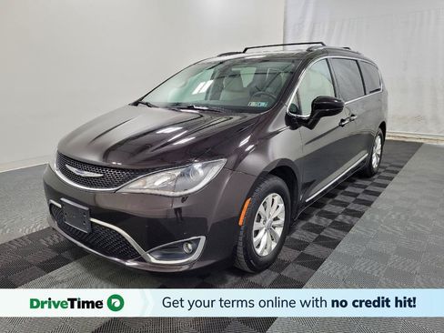 Used 2019 Chrysler Pacifica Touring-L FWD image 1