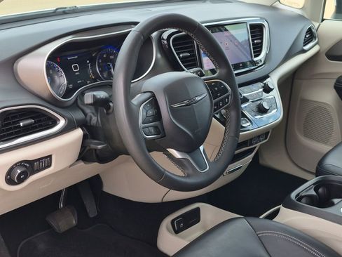 Used 2023 Chrysler Pacifica Touring-L FWD image 30