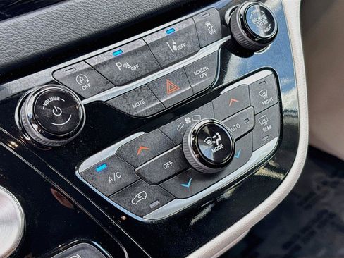 Used 2023 Chrysler Pacifica Touring-L FWD image 15