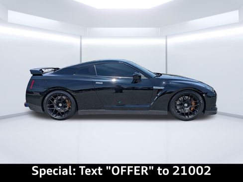 Used 2009 Nissan GT-R Premium AWD/4WD image 2