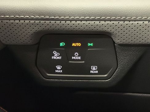 Used 2025 Volkswagen Atlas Peak Edition SE AWD/4WD image 32