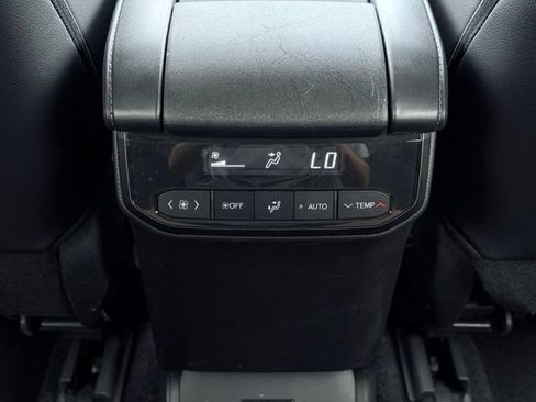 Used 2024 Toyota Highlander XLE AWD/4WD image 29