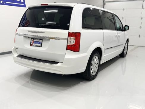 Used 2016 Chrysler Town & Country Touring FWD image 11