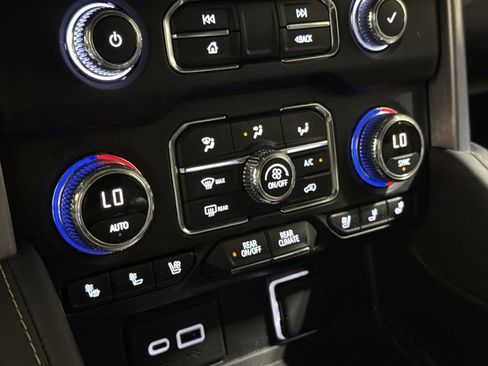 Used 2022 GMC Yukon XL SLT w/ SLT Luxury Package image 17