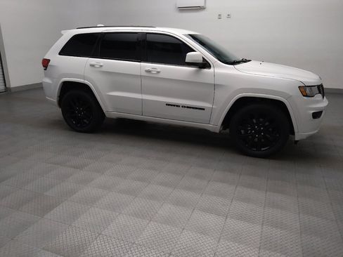 Used 2017 Jeep Grand Cherokee Altitude image 11