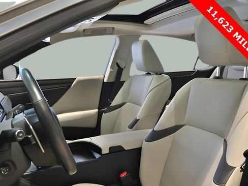 Used 2025 Lexus ES 300h w/ Premium Package image 35