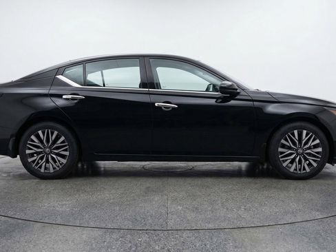 Used 2025 Nissan Altima 2.5 SV image 11