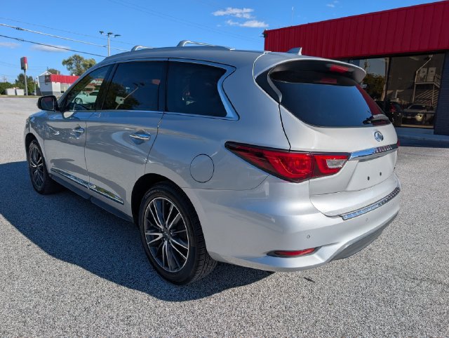 Used 2017 INFINITI QX60 FWD w/ Deluxe Technology Package image 3