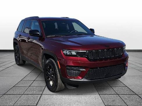 Used 2025 Jeep Grand Cherokee Altitude AWD/4WD image 3