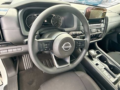 Used 2024 Nissan Pathfinder S image 12