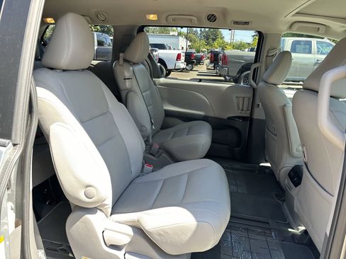 Used 2020 Toyota Sienna XLE image 6