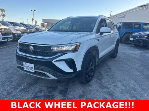 Used 2024 Volkswagen Taos SE image 1