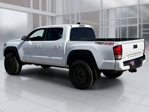 Used 2016 Toyota Tacoma TRD Off-Road w/ Premium & Technology Package image 4