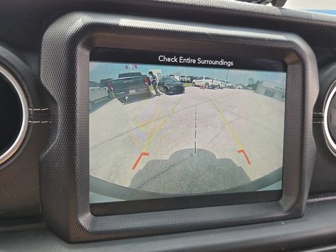 Used 2018 Jeep Wrangler Unlimited Sahara AWD/4WD image 25