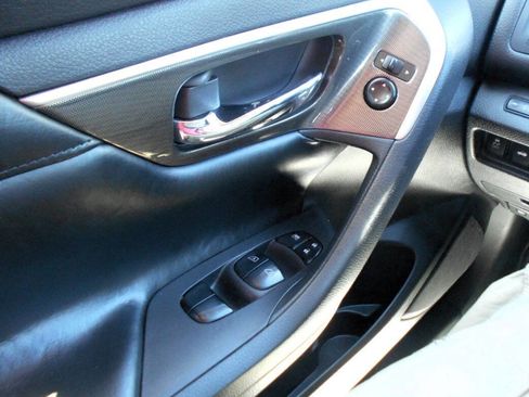 Used 2013 Nissan Altima 3.5 SL w/ Technology Pkg FWD image 17