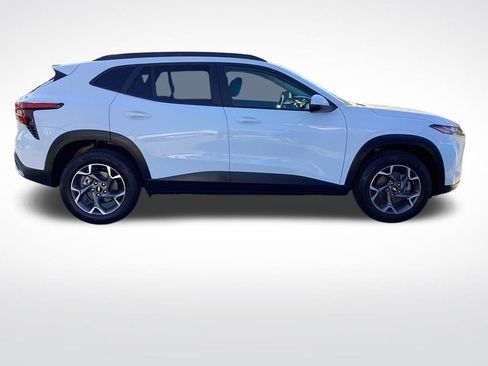 Used 2025 Chevrolet Trax LT w/ LT Convenience Package FWD image 11