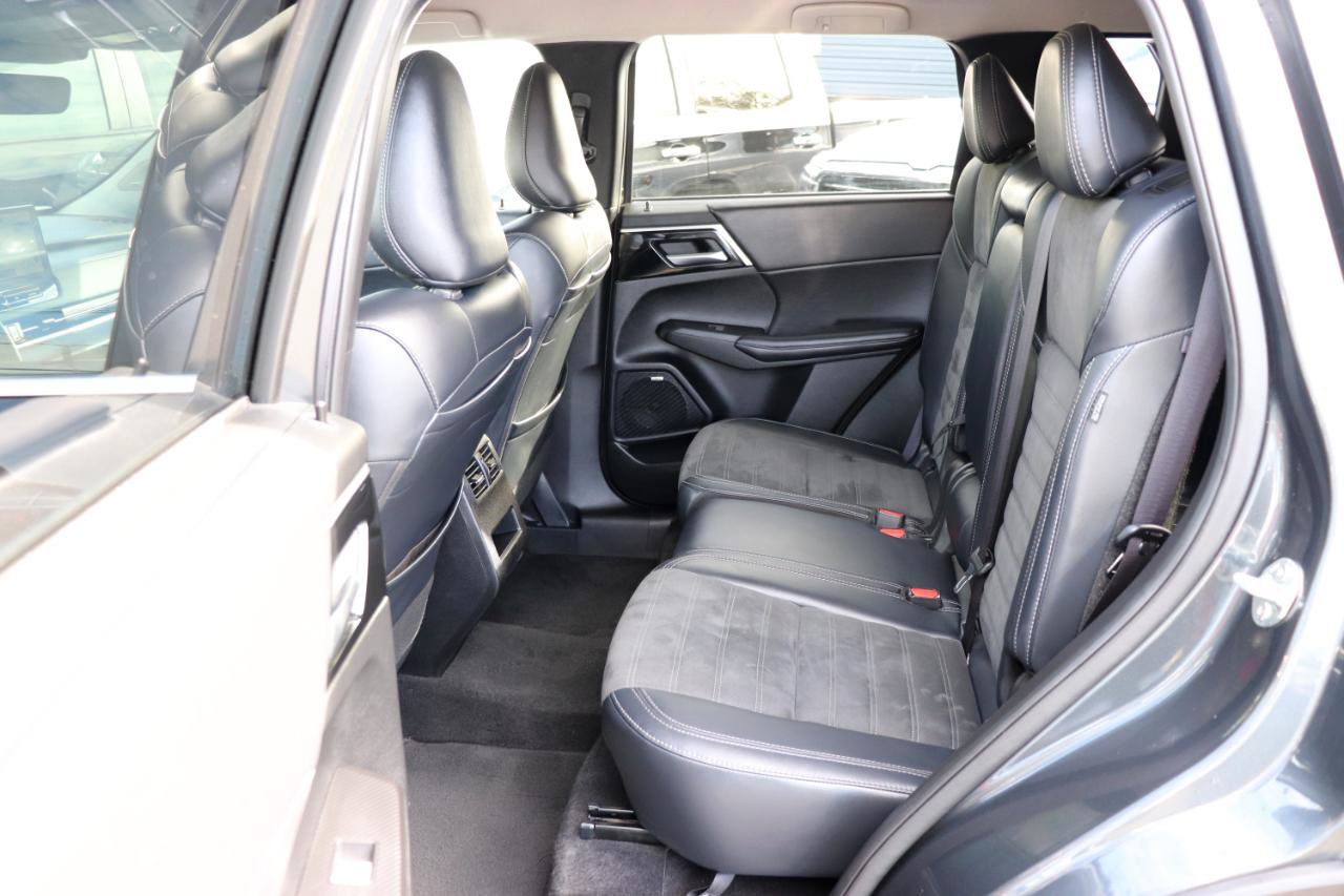 Used 2025 Mitsubishi Outlander SE FWD image 11