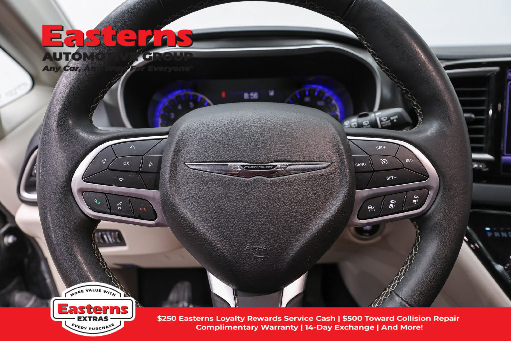 Used 2023 Chrysler Pacifica Touring-L FWD image 11