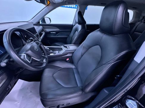 Used 2025 Toyota Grand Highlander AWD image 6