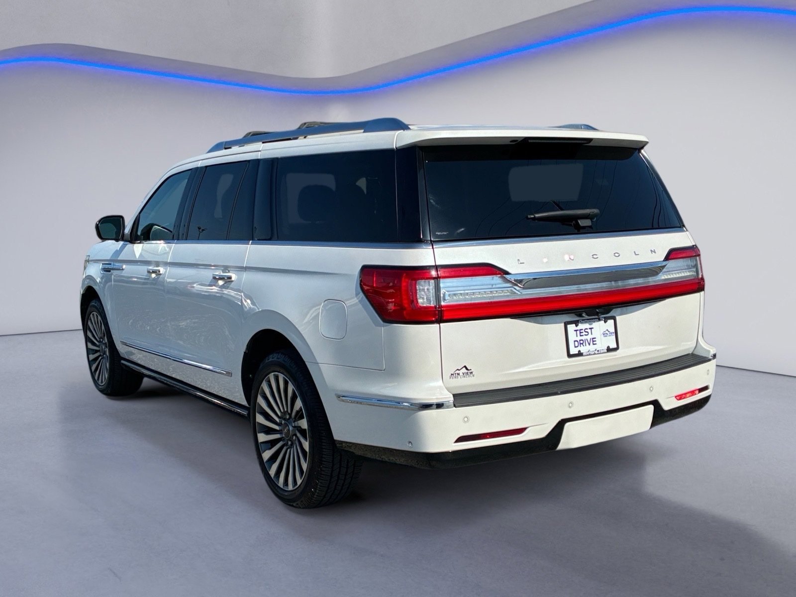 Used 2019 Lincoln Navigator L Reserve w/ Cargo Package AWD/4WD image 3