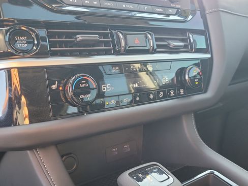 Used 2025 Nissan Pathfinder SV w/ SV Premium Package image 24