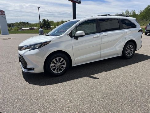 Used 2024 Toyota Sienna XLE w/ XLE Plus Package AWD/4WD image 9