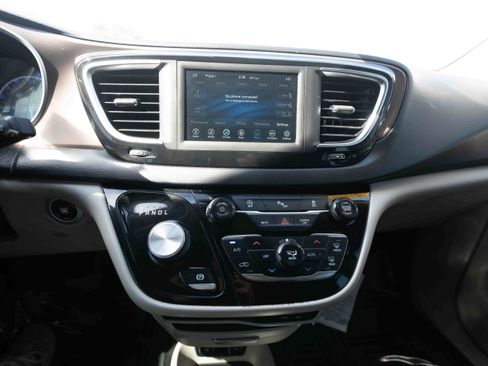 Used 2018 Chrysler Pacifica Touring Plus w/ Tire & Wheel Group FWD image 17