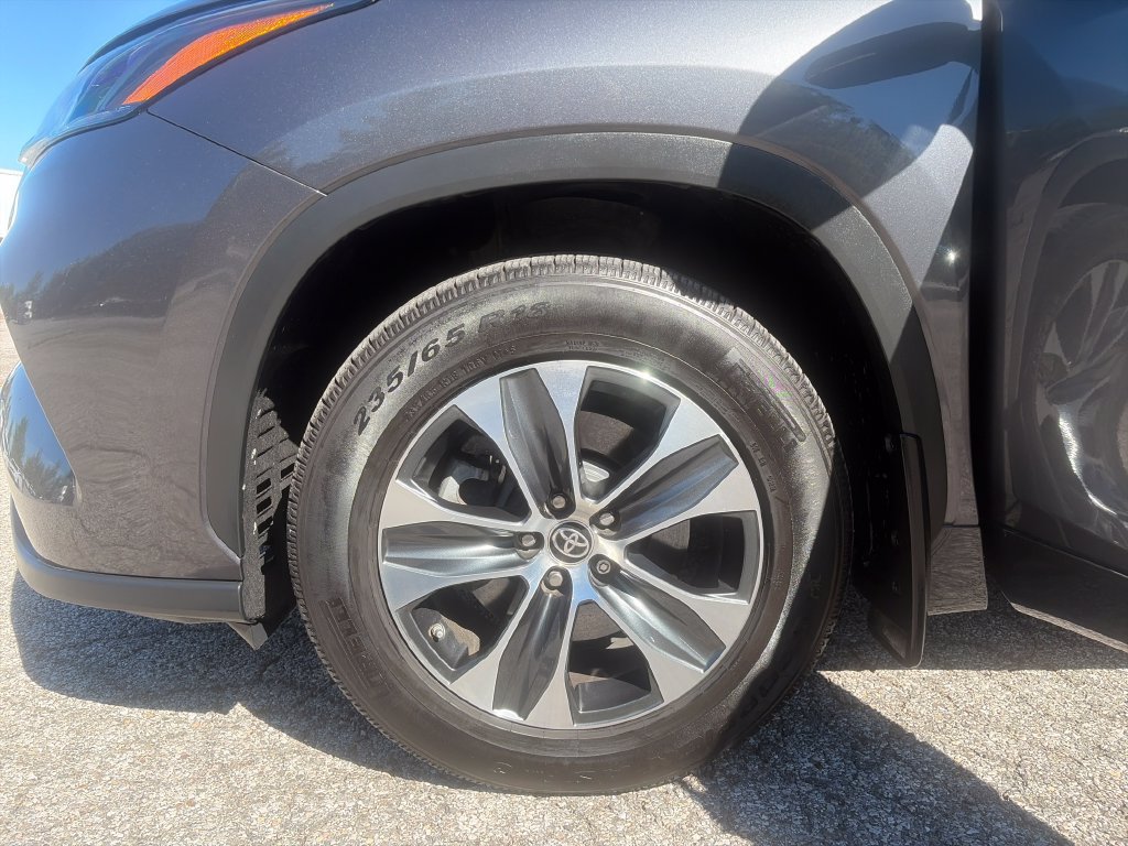 Used 2023 Toyota Highlander XLE AWD/4WD image 27