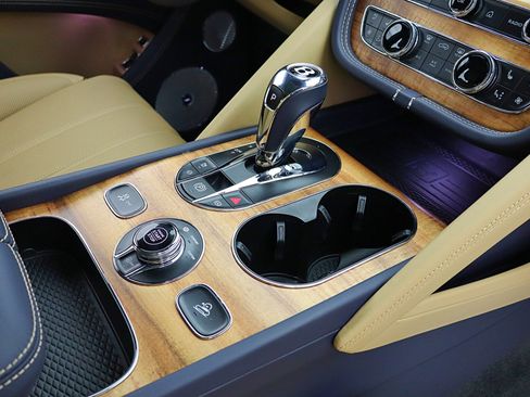 Used 2025 Bentley Bentayga AWD/4WD image 39