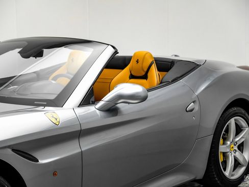 Used 2016 Ferrari California T image 30