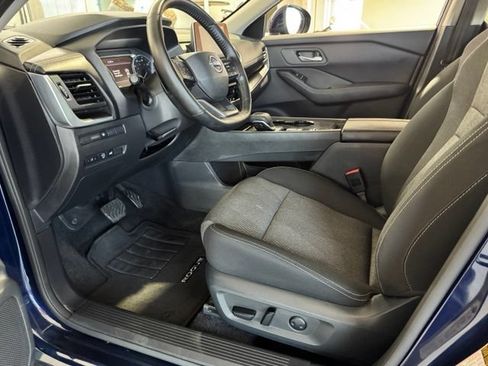 Used 2025 Nissan Rogue SV FWD image 18