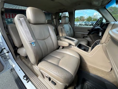 Used 2005 GMC Sierra 2500 SLT w/ Heavy-Duty Power Package image 28