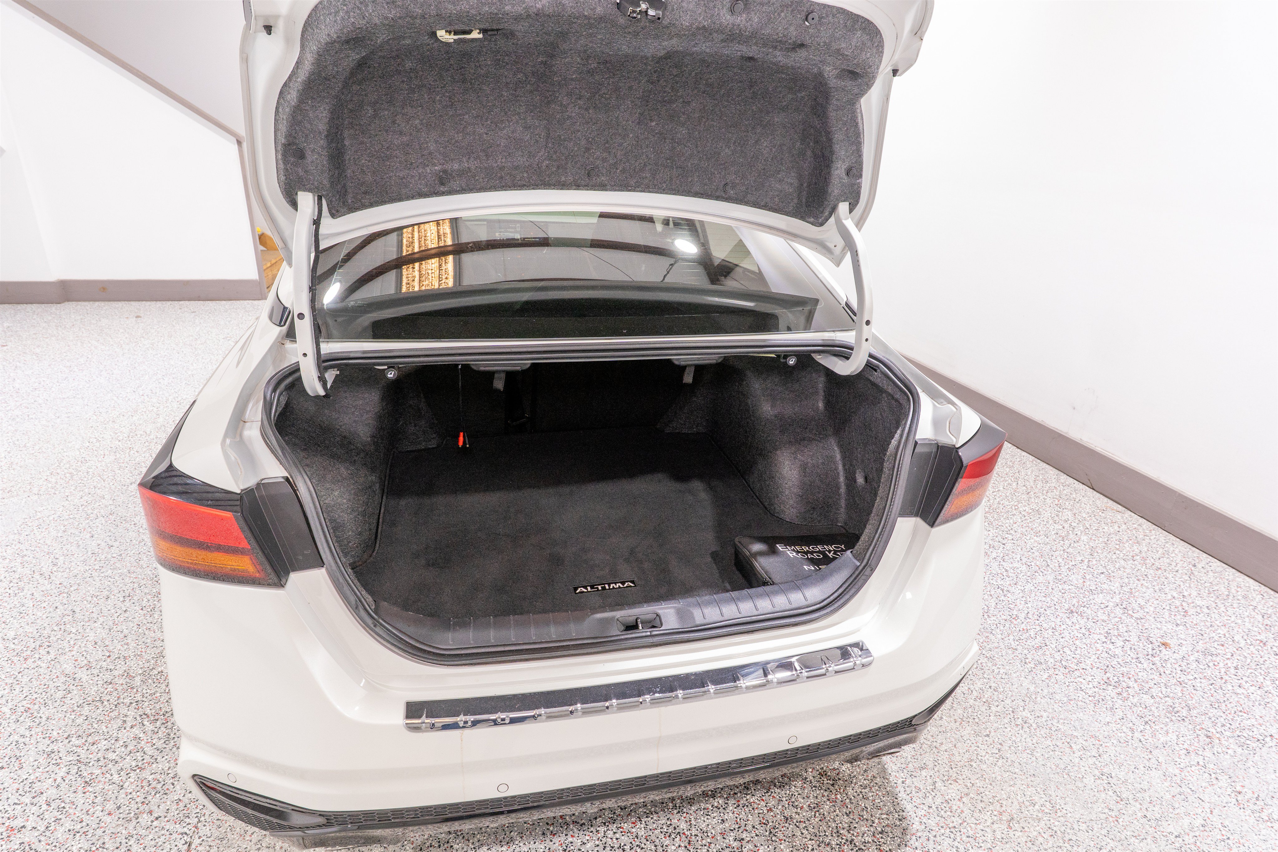 Used 2023 Nissan Altima 2.5 SR w/ SR Premium Package FWD image 32