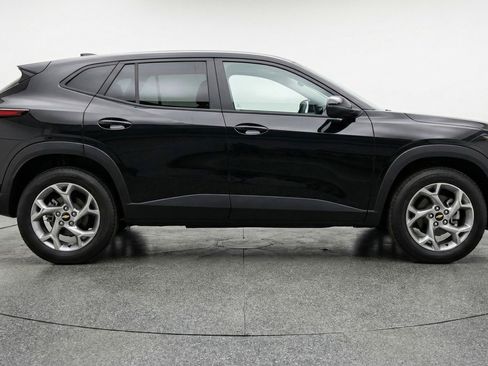 Used 2025 Chevrolet Trax LT w/ LT Convenience Package image 11