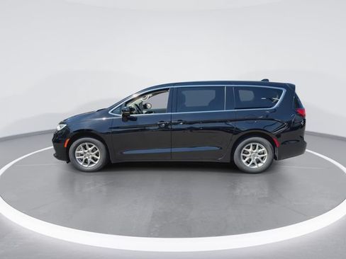 Used 2024 Chrysler Pacifica Touring-L FWD image 5