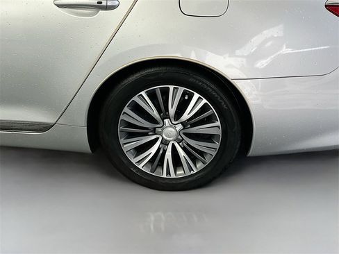 Used 2017 Kia K900 Premium image 32