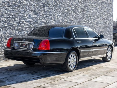 Used 2009 Lincoln Town Car Signature Limited image 11