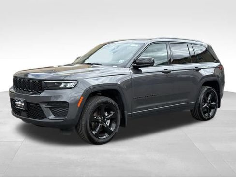 New 2025 Jeep Grand Cherokee Altitude AWD/4WD image 3