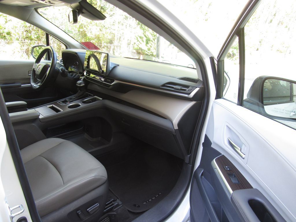 Certified 2024 Toyota Sienna XLE FWD image 18