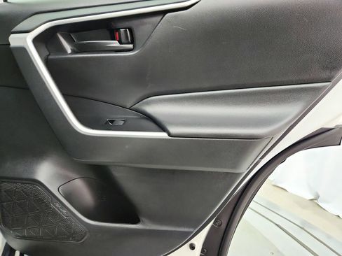Used 2021 Toyota RAV4 LE AWD/4WD image 28