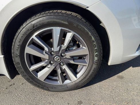 Used 2020 Nissan Versa SV image 9