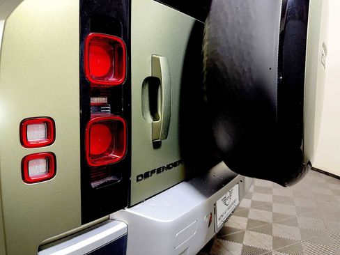 Used 2023 Land Rover Defender 90 S image 27