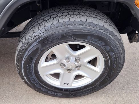 Used 2020 Jeep Gladiator Sport w/ Quick Order Package 24S image 18