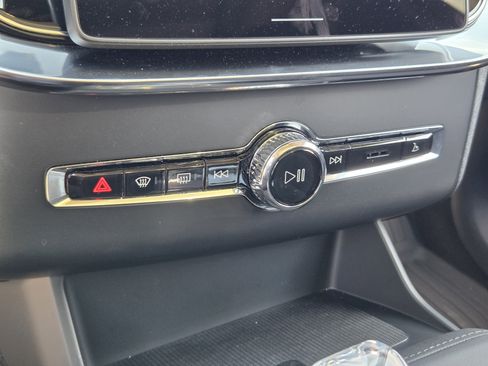 Certified 2025 Volvo XC90 B5 Core w/ Climate Package image 23