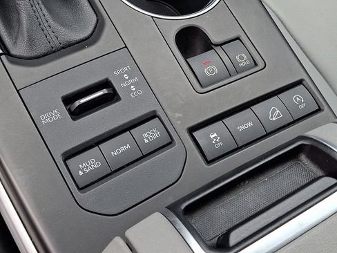 Used 2021 Toyota Highlander XLE AWD/4WD image 25