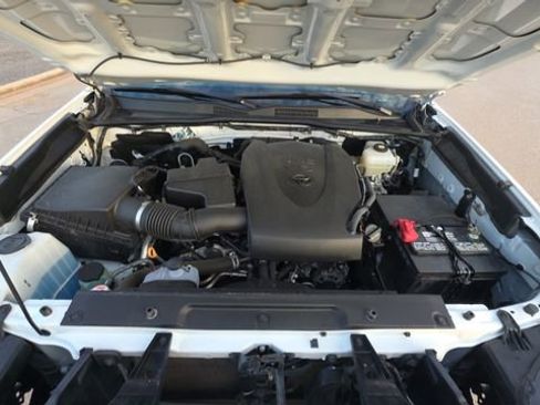 Used 2022 Toyota Tacoma TRD Off-Road w/ Technology Package image 32