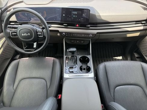 Used 2025 Kia Carnival EX FWD image 18