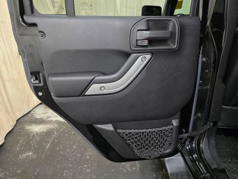 Used 2016 Jeep Wrangler Unlimited Sahara w/ Connectivity Group AWD/4WD image 18