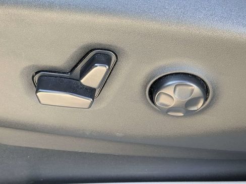 Used 2023 Chrysler Pacifica Touring-L FWD image 20