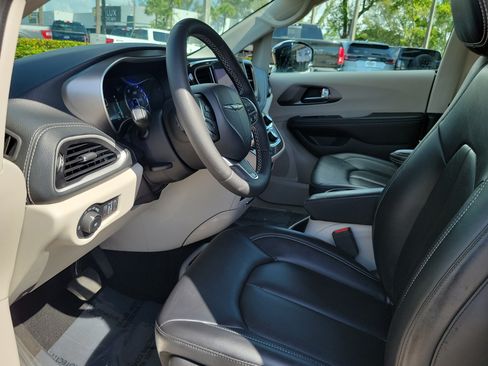 Used 2024 Chrysler Pacifica Touring-L FWD image 9